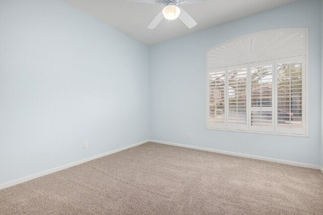 Building Photo - Arabian Views 4 bed 2 bath with pool