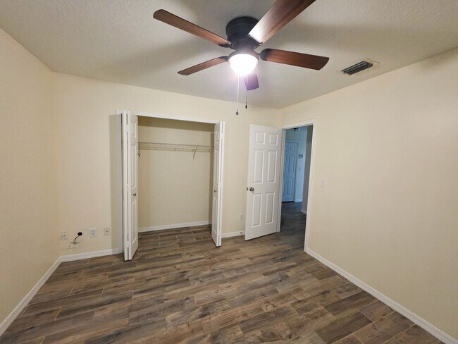 Building Photo - Pool Home in Vero Lake Estates 3/3 with Bonus Room