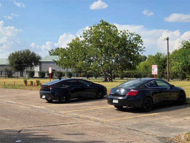 Building Photo - 12177 Sharpview Dr