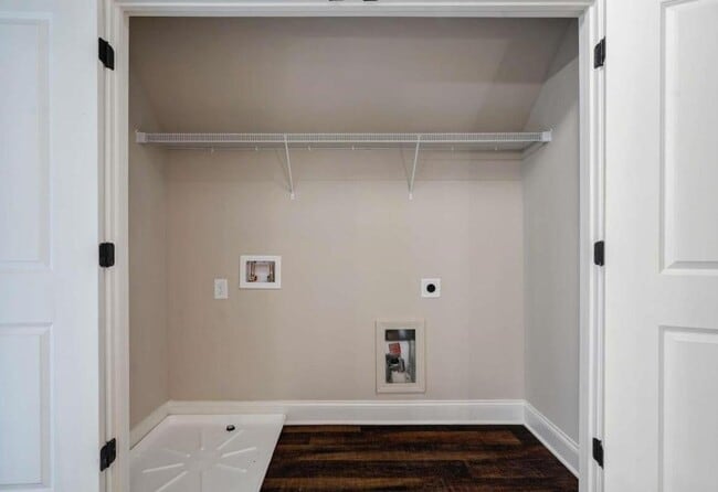 Building Photo - 5885 Ridgedale Ct