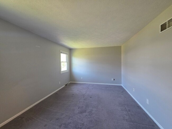 Building Photo - Spacious Town Home in Brighton Heights!