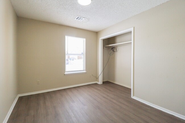 Building Photo - 3 Bed | 1 Bath in East Tulsa!