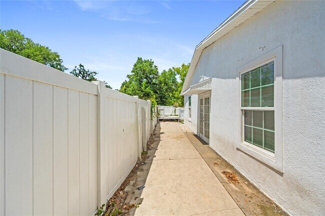 Building Photo - 1230 E 1st Ave