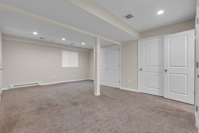 Building Photo - Modern 3-Bed Townhome on Quiet Cul-de-Sac ...