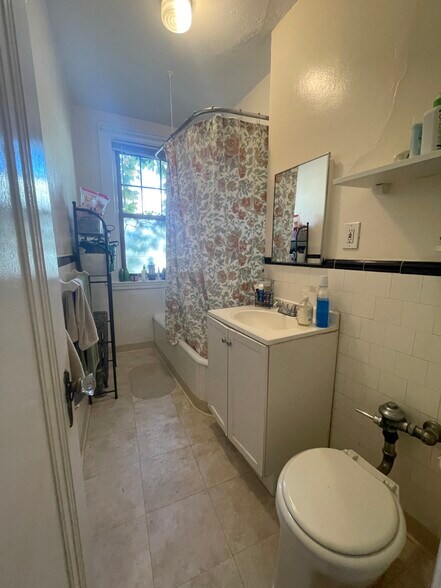 Building Photo - 52 Strathmore Rd