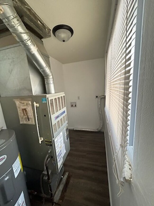 Building Photo - Three bed, one bath