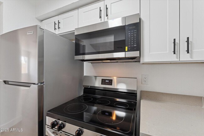 Building Photo - 2739 E Tamarisk Ave