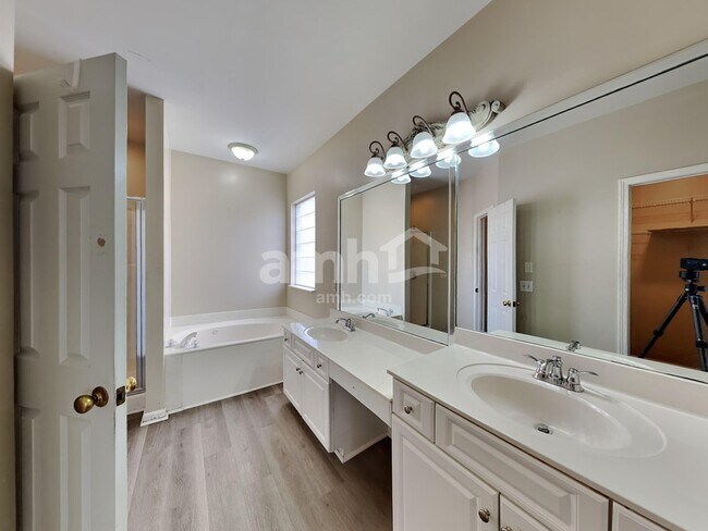 Building Photo - 2365 Edencrest Dr