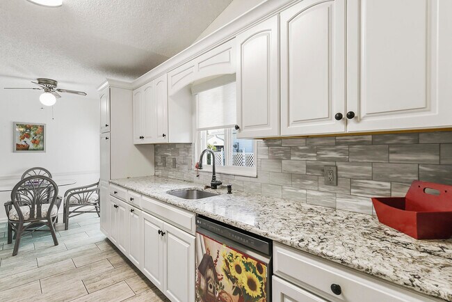 Building Photo - 6940 SE Lillian Ct