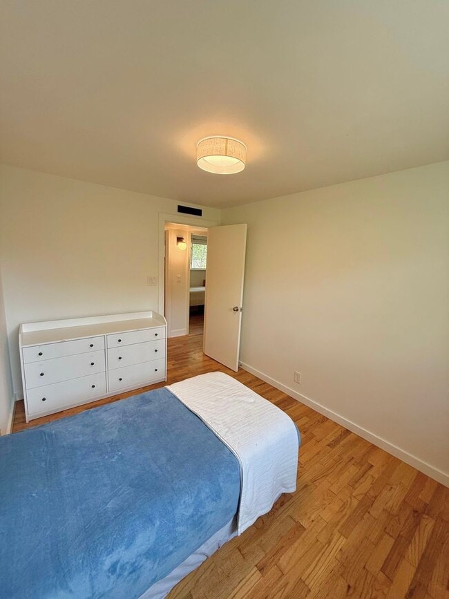 Building Photo - 3 BR West Seattle Home – Cozy and Convenie...