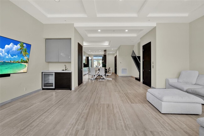 Building Photo - 425 N Ocean Blvd