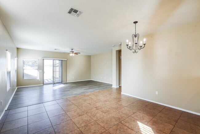 Building Photo - 526 W Calle Sombra Linda