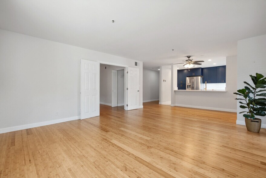 Building Photo - 5605 Friars Rd