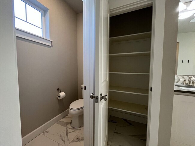 Building Photo - 3-Bedroom Home in Reed’s Crossing with Luxurious Primary Suite & Open Floor Plan, Fireplace, Wash...