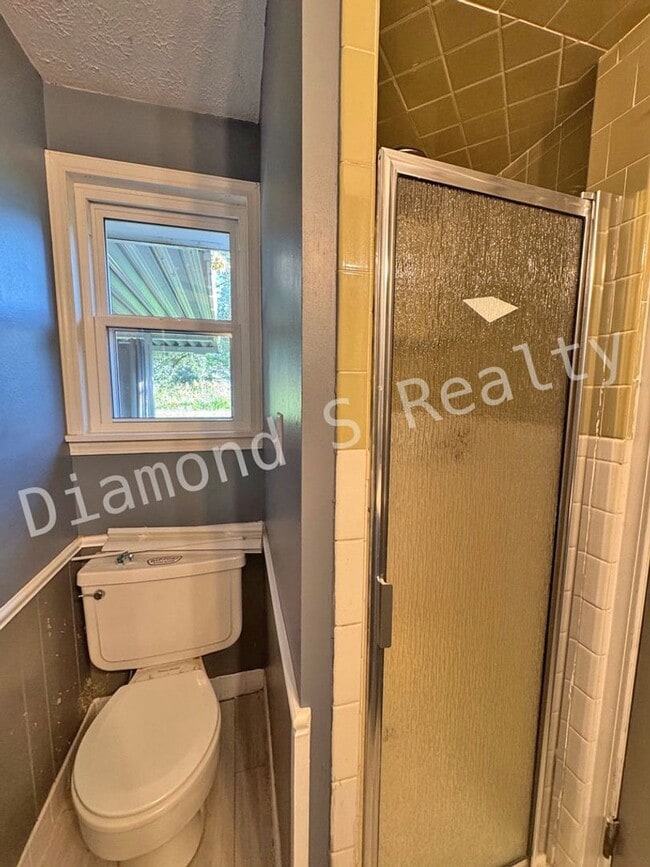 Building Photo - Charming 3 bedroom home located in the hea...