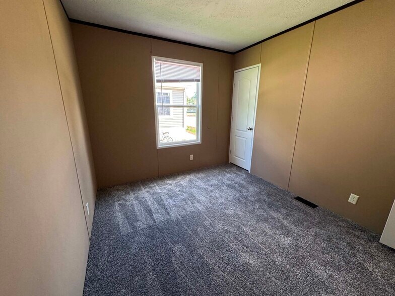 Building Photo - 48581 Pineview Dr
