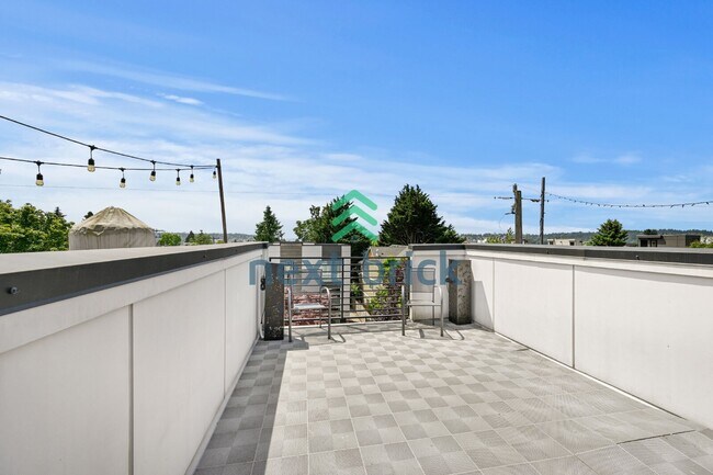 Building Photo - "Spacious 3-Bedroom Townhouse in Seattle's Vibrant Heart – 2 Full Baths & 1430 Sq Ft of Comfort!"