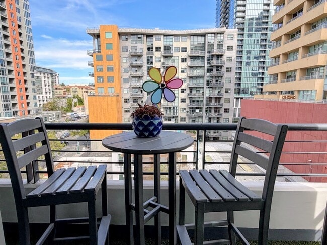 Building Photo - 425 W Beech St