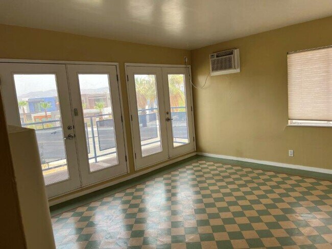 Building Photo - 2583 N Palm Canyon Dr