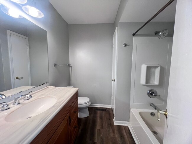Building Photo - Four Bedroom Large Duplex in Kentwood Scho...