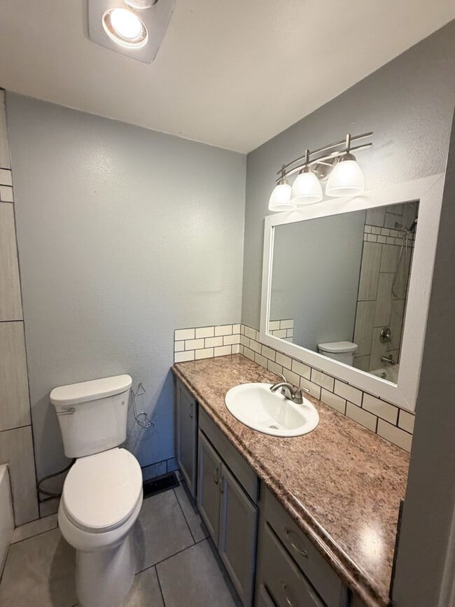 Building Photo - 3 Bedroom, 2 Bath House