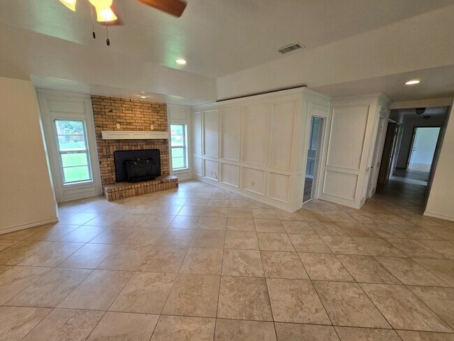 Building Photo - 1590 Gravel Cir N