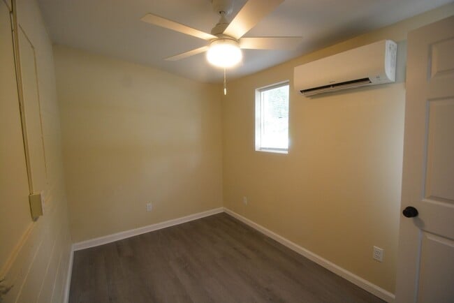 Building Photo - Updated and Charming 3 Bedroom 1.5 Bathroo...