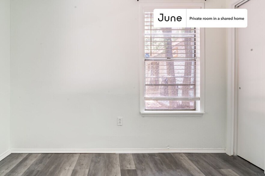 Building Photo - Private bedroom in 4 bed/1 bath Home
