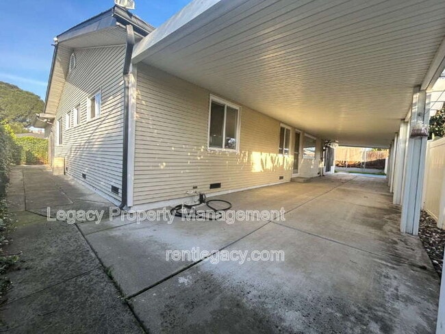 Building Photo - 5200 Fernwood Way