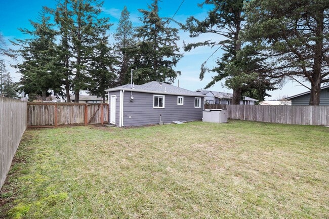 Building Photo - Remodeled - 2 Bed 1 Bath - Fully Fenced - ...