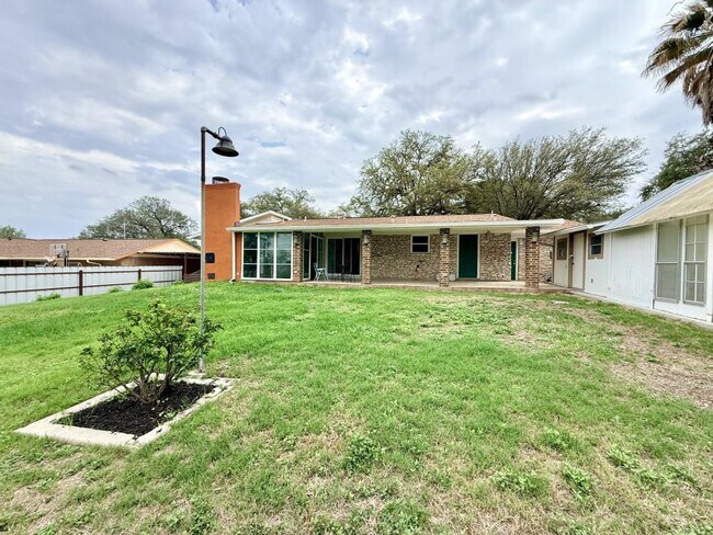 Building Photo - 3807 Longridge Dr