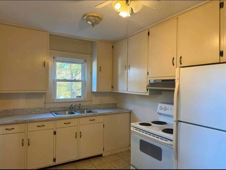 Building Photo - 305 Smith St