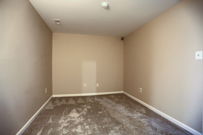 Building Photo - 618 Milford Ct