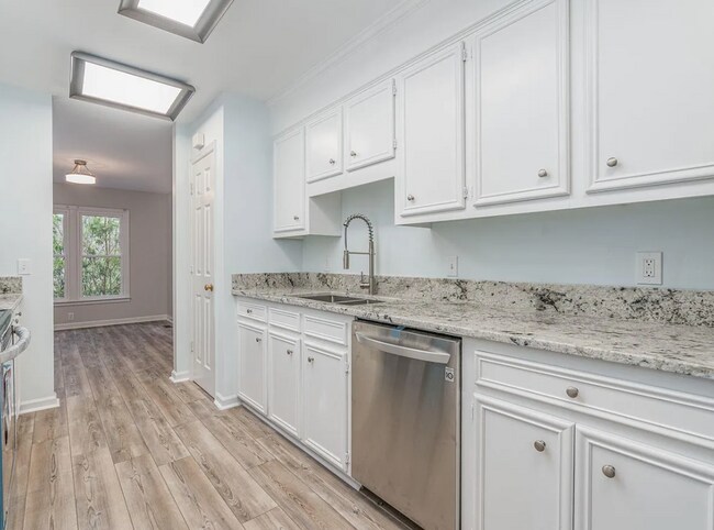Building Photo - Gorgeous Renovated Home with Modern Finishes & Gated Community Amenities