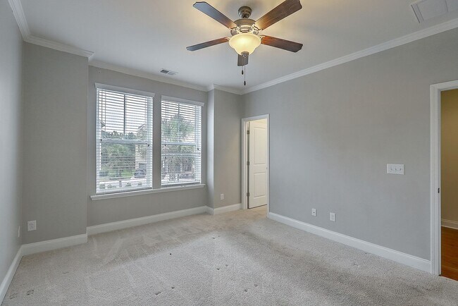 Building Photo - Spacious Mt. Pleasant Townhome!