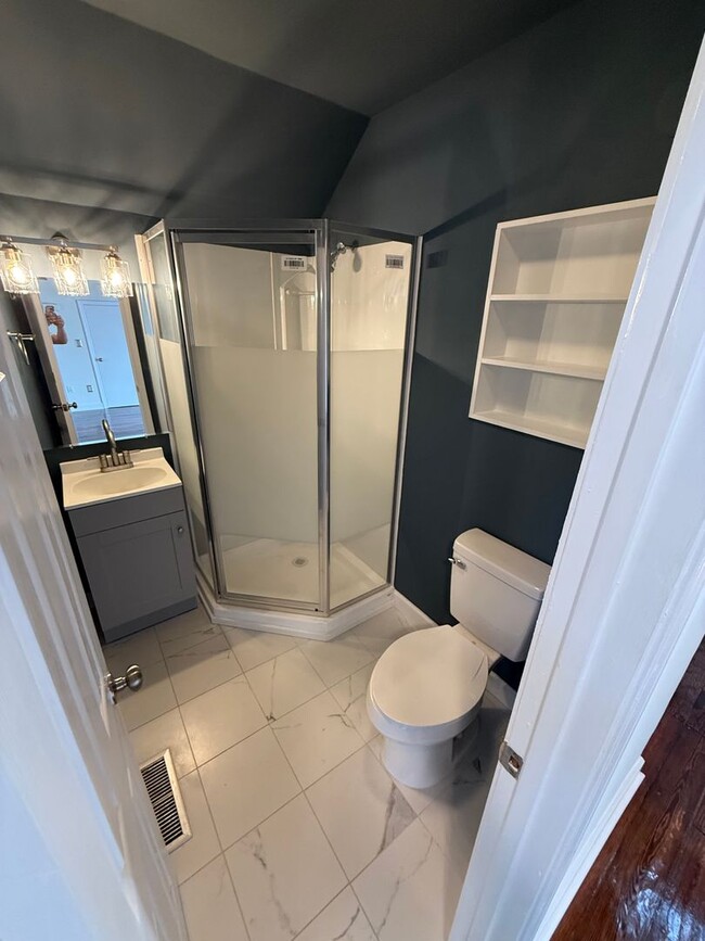 Building Photo - Renovated Move In Ready Apartment Just Min...