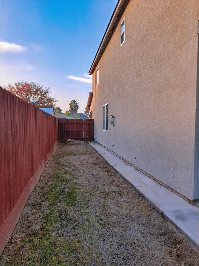 Building Photo - Comfortable Two-Story 4BR Home in Fresno!