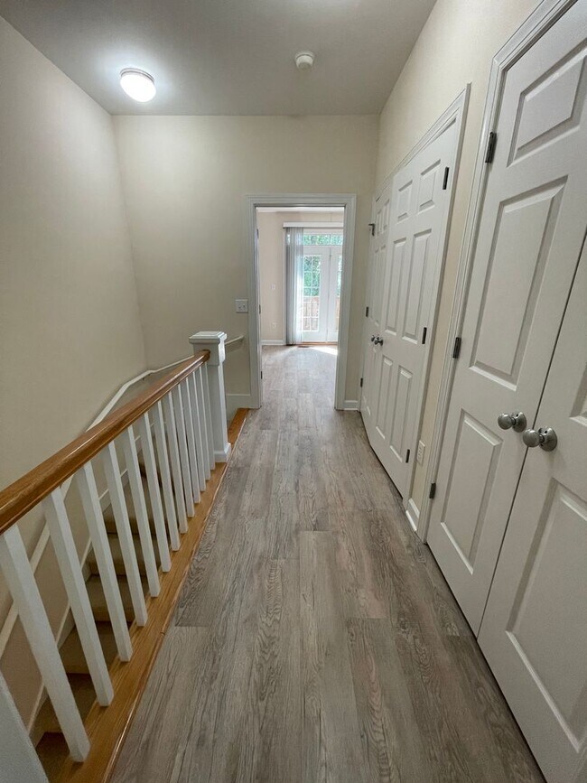 Building Photo - Wonderful location and features for this s...