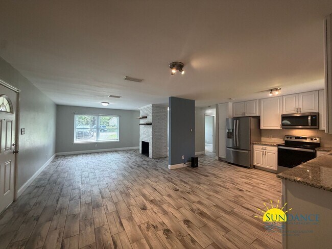 Building Photo - Great 3 Bedroom Home in Fort Walton Beach with Solar Panels-Near Hurlburt Field!