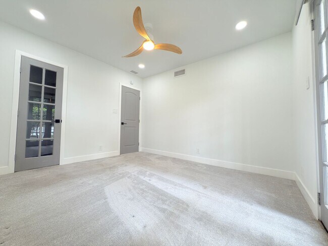 Building Photo - 9501 N Clybourn Ave