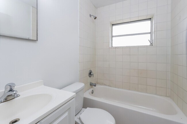 Building Photo - 529 N 10th St