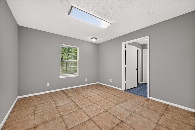 Building Photo - 19002 Mirror Lake Dr