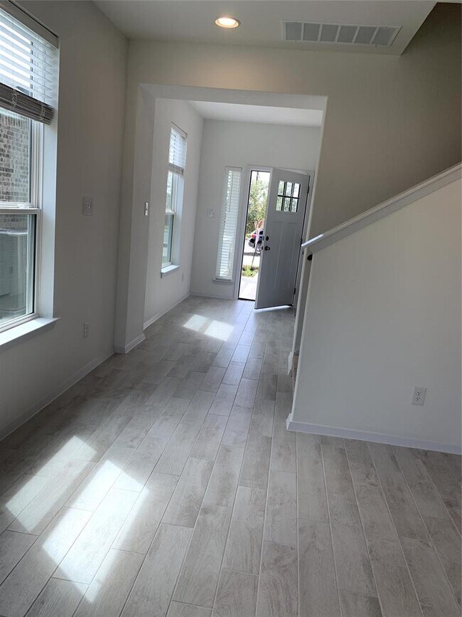 Building Photo - 6502 Pleasanton Pkwy