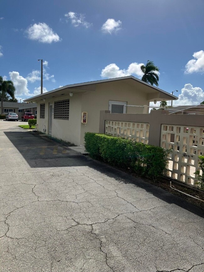 Building Photo - 5263 Cresthaven Blvd