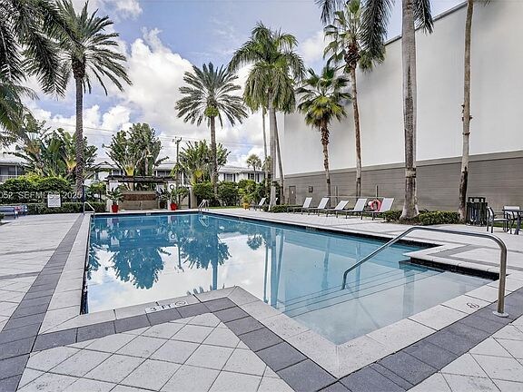 Building Photo - 2421 NE 65th St