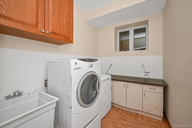 Building Photo - 77-16 Kew Forest Ln