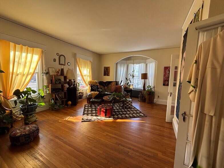 Building Photo - 150 Crescent St