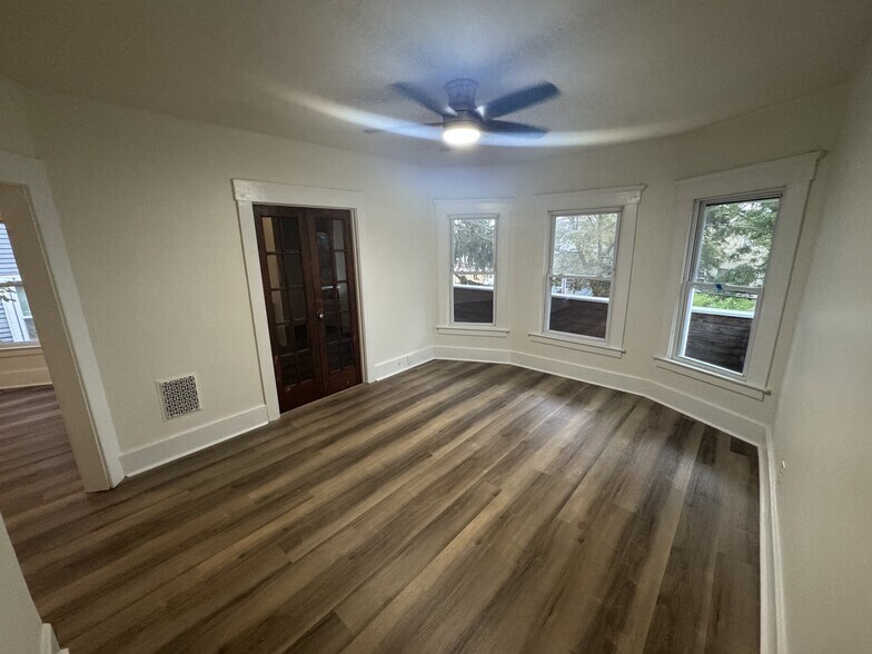 Building Photo - 606 Summit Ave