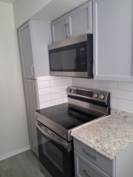 Building Photo - 3150 Pinellas Point Dr S