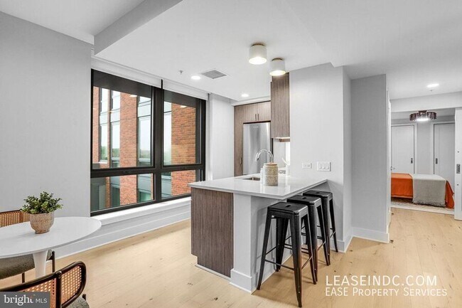 Building Photo - 1211 Van St SE